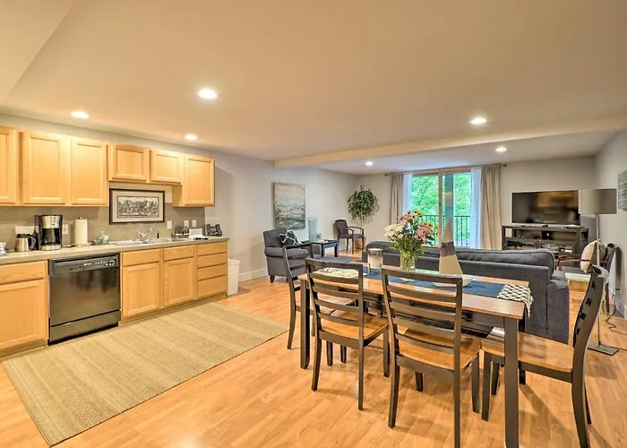 Cute Grand Haven Apartment Walk Downtown Streets!