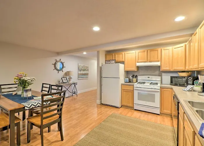 Cute Grand Haven Apartment Walk Downtown Streets!